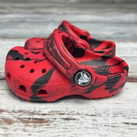 Crocs Kids' Marbled Classic Clog Red/Black Size C-4 - Picture 4 of 6